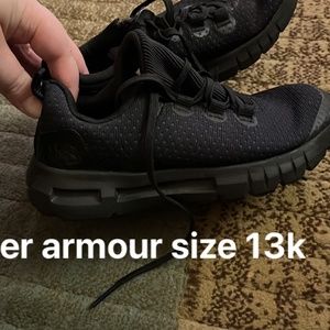 Boys under armour tennis shoes